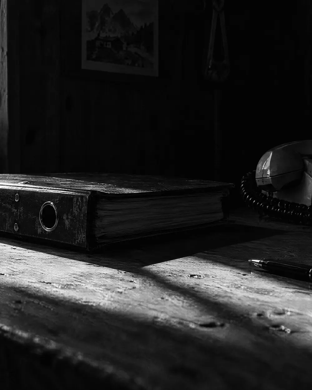 Altes Telefon, Register und Stift auf einem Holztisch
