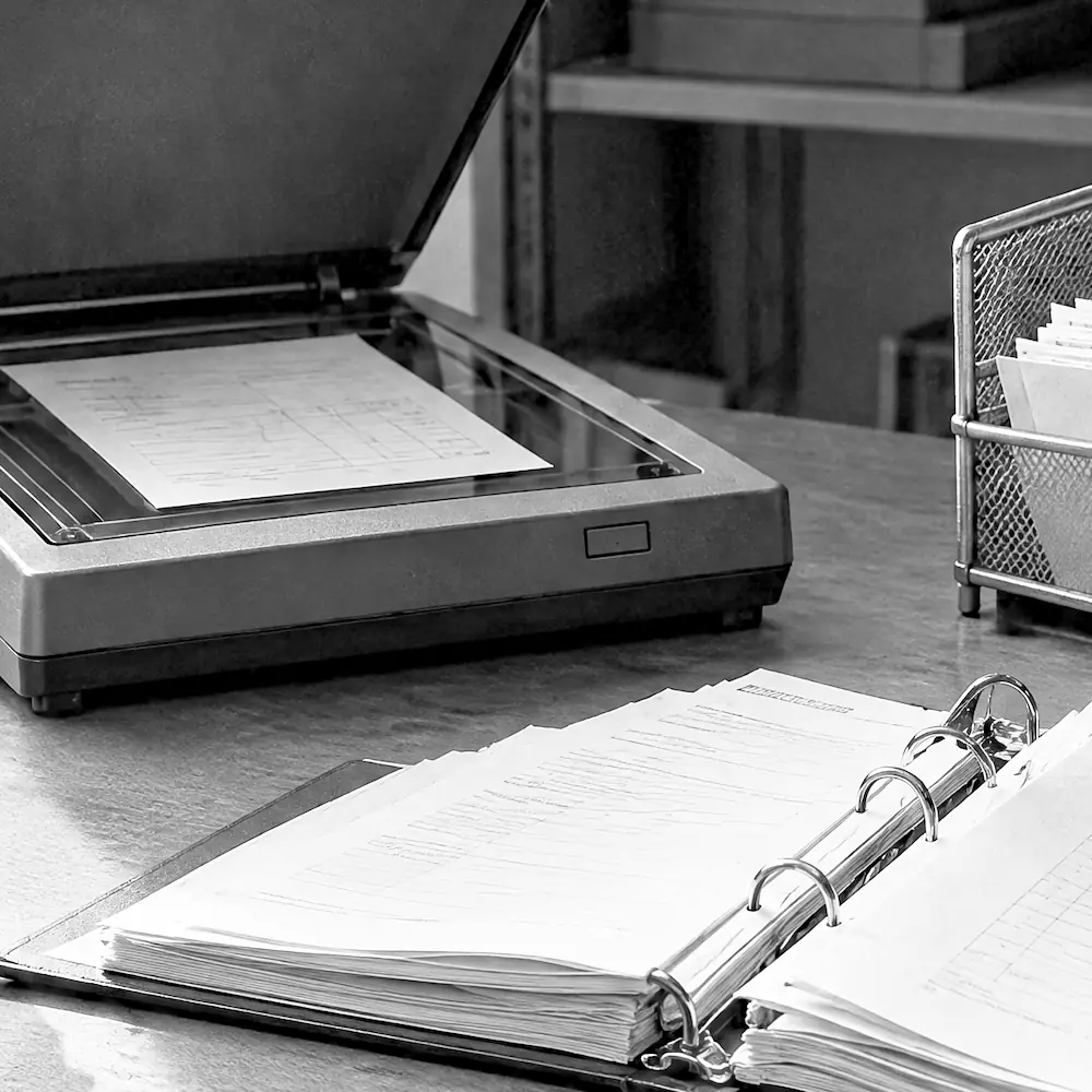 Flachbettscanner mit einem Formular auf der Glasplatte